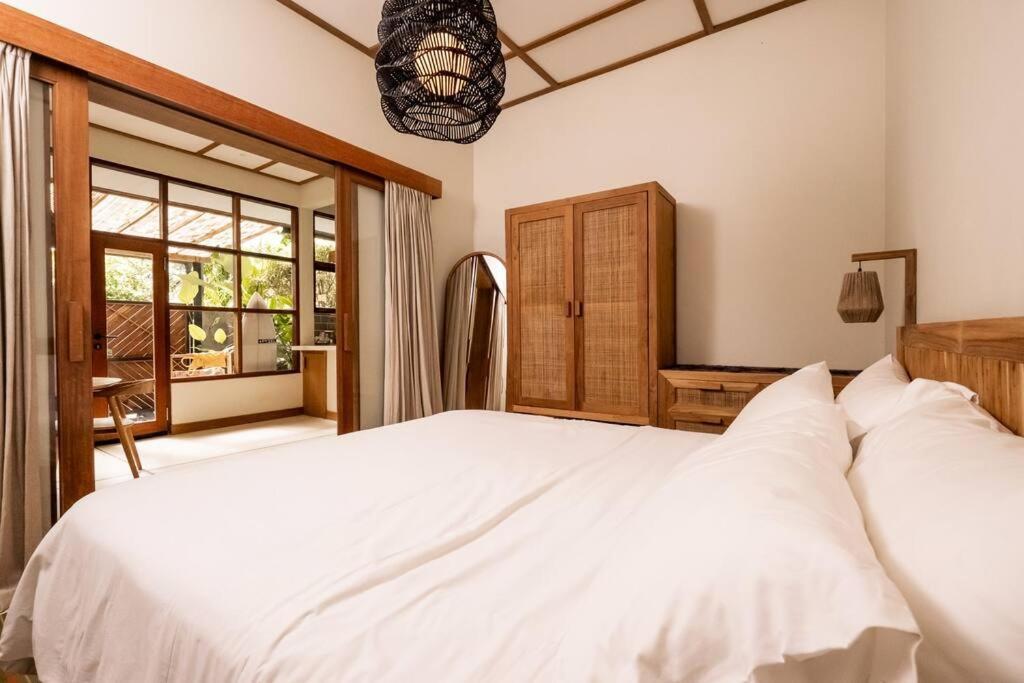 Mahira - Charming 1br With Living And Full Kitchen, Nestled In Quiet Jungle