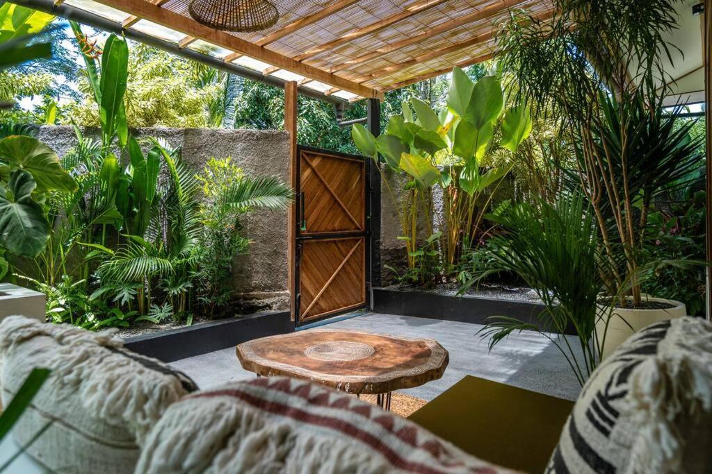 Mahira - Charming 1br With Living And Full Kitchen, Nestled In Quiet Jungle Villa *